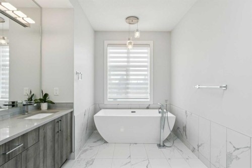 2826 40 Street Sw, Calgary, AB - Indoor Photo Showing Bathroom