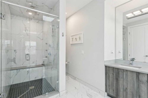 2826 40 Street Sw, Calgary, AB - Indoor Photo Showing Bathroom
