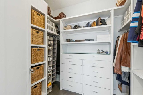 2826 40 Street Sw, Calgary, AB - Indoor With Storage