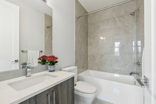 2826 40 Street Sw, Calgary, AB - Indoor Photo Showing Bathroom
