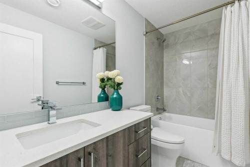 2826 40 Street Sw, Calgary, AB - Indoor Photo Showing Bathroom