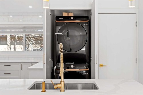 304 Huntbourne Hill Ne, Calgary, AB - Indoor Photo Showing Kitchen With Double Sink