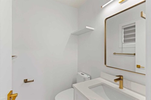 304 Huntbourne Hill Ne, Calgary, AB - Indoor Photo Showing Bathroom