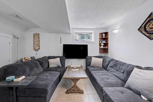 38 Whitman Close Ne, Calgary, AB - Indoor Photo Showing Living Room