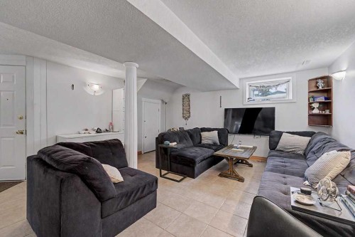 38 Whitman Close Ne, Calgary, AB - Indoor Photo Showing Living Room