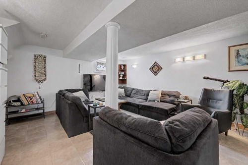 38 Whitman Close Ne, Calgary, AB - Indoor Photo Showing Living Room