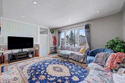 38 Whitman Close Ne, Calgary, AB - Indoor Photo Showing Living Room