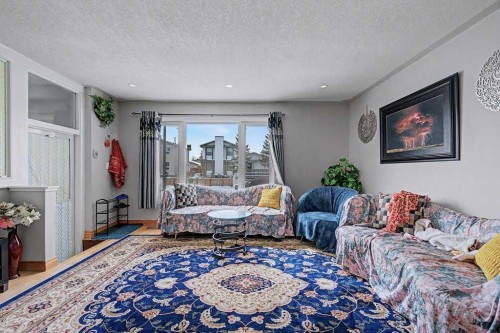 38 Whitman Close Ne, Calgary, AB - Indoor Photo Showing Living Room