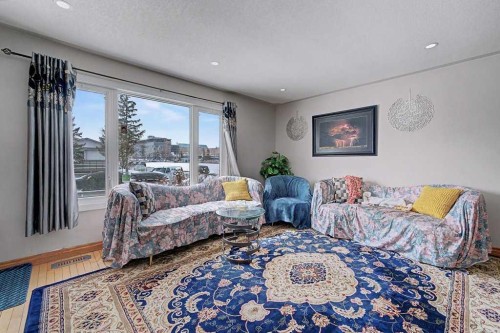 38 Whitman Close Ne, Calgary, AB - Indoor Photo Showing Living Room