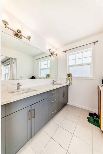 355 Masters Row Se, Calgary, AB - Indoor Photo Showing Bathroom