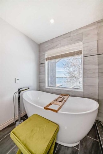 291 East Chestermere Drive, Chestermere, AB - Indoor Photo Showing Bathroom
