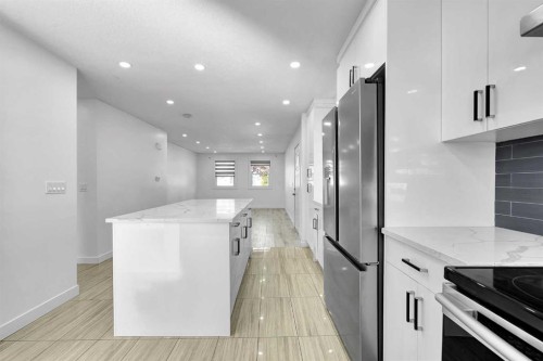 611 Penbrooke Road Se, Calgary, AB - Indoor Photo Showing Kitchen