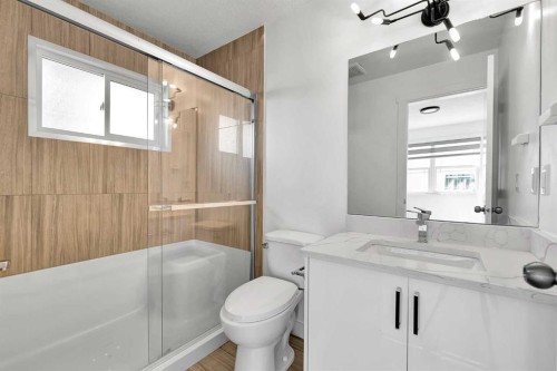 611 Penbrooke Road Se, Calgary, AB - Indoor Photo Showing Bathroom