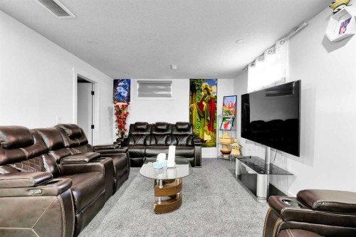 611 Penbrooke Road Se, Calgary, AB - Indoor Photo Showing Living Room