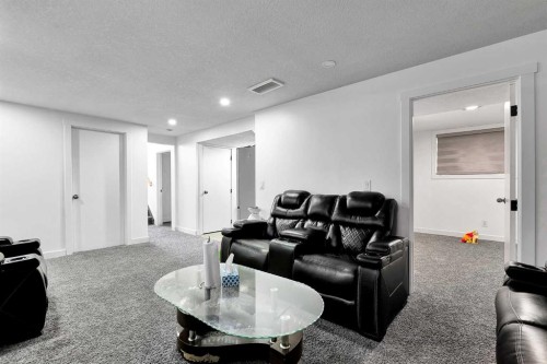 611 Penbrooke Road Se, Calgary, AB - Indoor Photo Showing Living Room