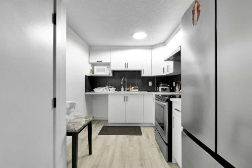 611 Penbrooke Road Se, Calgary, AB - Indoor Photo Showing Kitchen
