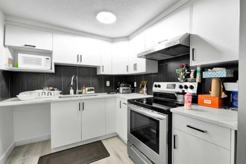 611 Penbrooke Road Se, Calgary, AB - Indoor Photo Showing Kitchen