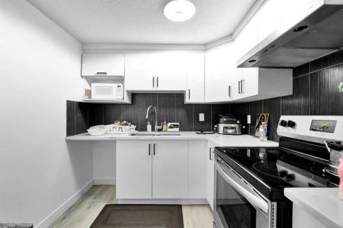 611 Penbrooke Road Se, Calgary, AB - Indoor Photo Showing Kitchen