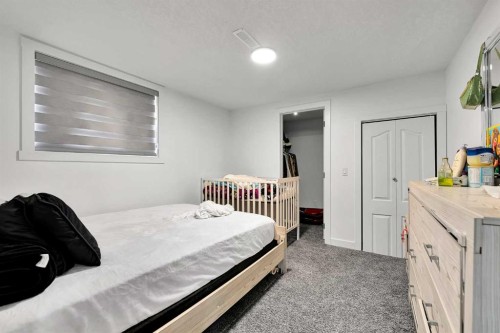 611 Penbrooke Road Se, Calgary, AB - Indoor Photo Showing Bedroom