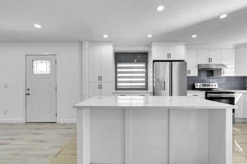 611 Penbrooke Road Se, Calgary, AB - Indoor Photo Showing Kitchen With Upgraded Kitchen