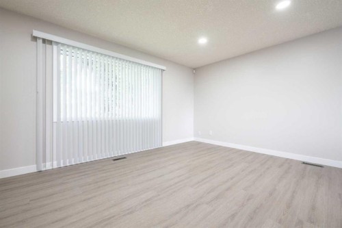 6036 4 Street Ne, Calgary, AB - Indoor Photo Showing Other Room