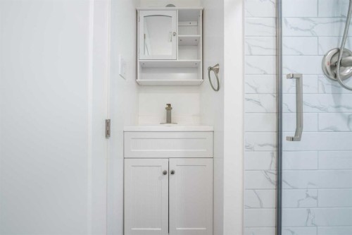 6036 4 Street Ne, Calgary, AB - Indoor Photo Showing Bathroom
