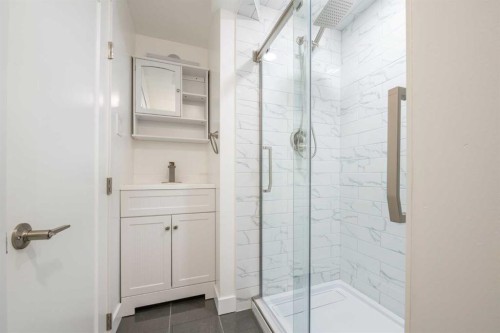 6036 4 Street Ne, Calgary, AB - Indoor Photo Showing Bathroom
