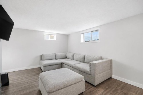 6 Sackville Drive Sw, Calgary, AB - Indoor Photo Showing Living Room