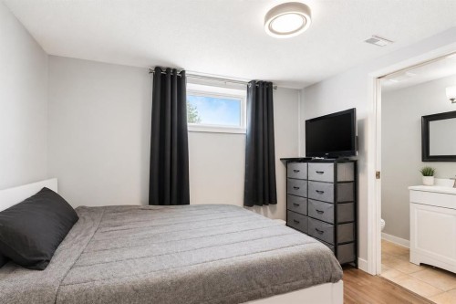 6 Sackville Drive Sw, Calgary, AB - Indoor Photo Showing Bedroom