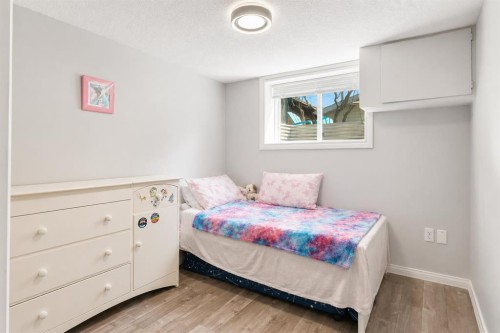 6 Sackville Drive Sw, Calgary, AB - Indoor Photo Showing Bedroom