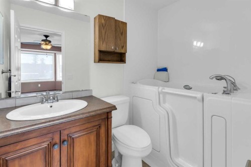 4-604 Griffin Road West, Cochrane, AB - Indoor Photo Showing Bathroom