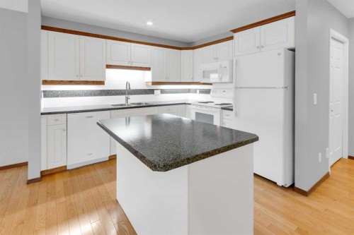 4-604 Griffin Road West, Cochrane, AB - Indoor Photo Showing Kitchen