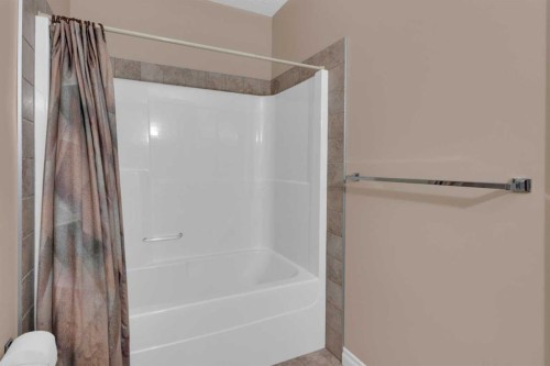106-1000 Glenhaven Way, Cochrane, AB - Indoor Photo Showing Bathroom