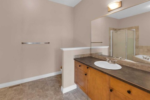 106-1000 Glenhaven Way, Cochrane, AB - Indoor Photo Showing Bathroom