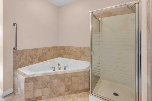 106-1000 Glenhaven Way, Cochrane, AB - Indoor Photo Showing Bathroom
