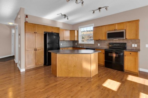 106-1000 Glenhaven Way, Cochrane, AB - Indoor Photo Showing Kitchen