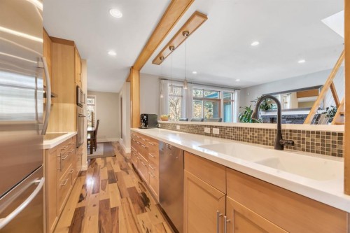 31 Ranch Road, Okotoks, AB - Indoor Photo Showing Kitchen