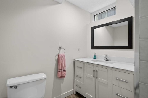 14543 Parkside Drive Se, Calgary, AB - Indoor Photo Showing Bathroom