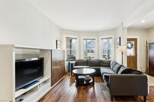 612 23 Avenue Sw, Calgary, AB - Indoor Photo Showing Living Room