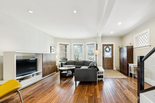 612 23 Avenue Sw, Calgary, AB - Indoor Photo Showing Living Room
