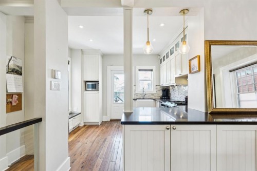 612 23 Avenue Sw, Calgary, AB - Indoor Photo Showing Kitchen