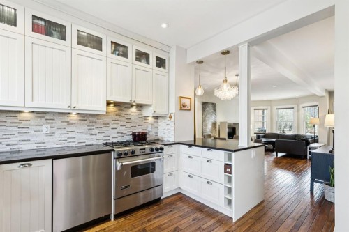 612 23 Avenue Sw, Calgary, AB - Indoor Photo Showing Kitchen With Upgraded Kitchen
