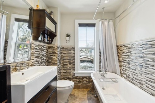 612 23 Avenue Sw, Calgary, AB - Indoor Photo Showing Bathroom