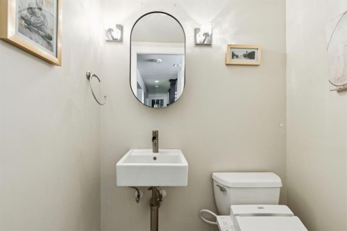 612 23 Avenue Sw, Calgary, AB - Indoor Photo Showing Bathroom