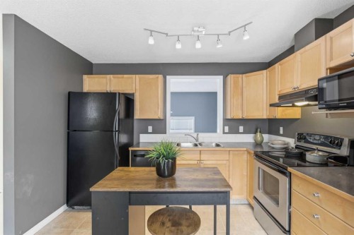 166 Everhollow Heights Sw, Calgary, AB - Indoor Photo Showing Kitchen With Double Sink