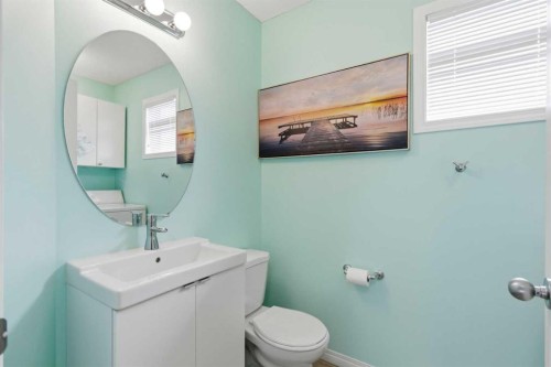 166 Everhollow Heights Sw, Calgary, AB - Indoor Photo Showing Bathroom