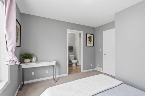 166 Everhollow Heights Sw, Calgary, AB - Indoor Photo Showing Bedroom