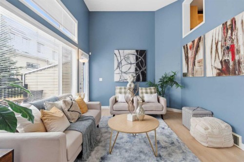 166 Everhollow Heights Sw, Calgary, AB - Indoor Photo Showing Living Room