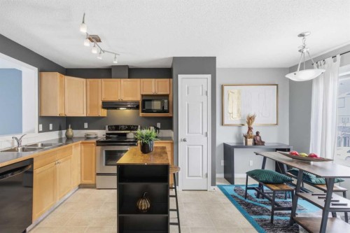 166 Everhollow Heights Sw, Calgary, AB - Indoor Photo Showing Kitchen With Double Sink