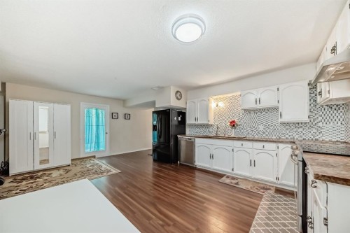 240076 Paradise Meadow Drive, Chestermere, AB - Indoor Photo Showing Kitchen